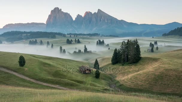 Napkelte a Dolomitok hegyei — Stock videók