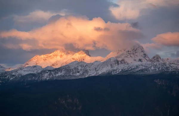 Première neige sur le mont Triglav dans les Alpes juliennes — Photo