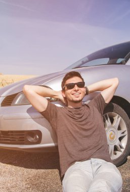 Bir stop yaptığı yol yolculuk yapma yol oturan genç adam