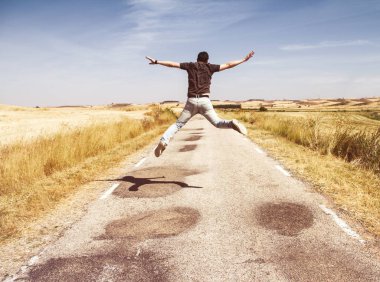 Genç adam eski bir yol yaz atlama