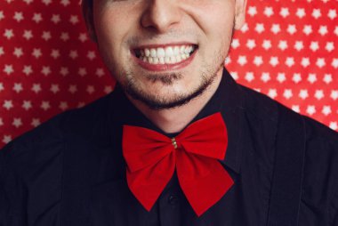 Kırmızı yay ile yakışıklı adam