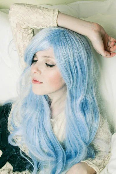 Mujer de pelo azul con los ojos cerrados — Foto de Stock