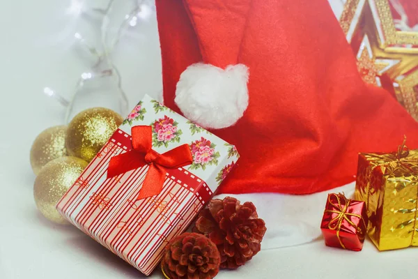 Čepice Santa s věnečky na pozadí — Stock fotografie