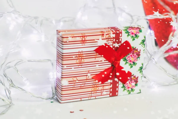 Caja de regalo y las luces brillantes garland —  Fotos de Stock