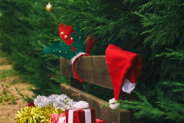 Dřevěná lavička s vánoční ozdoby — Stock fotografie