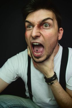 Genç adam öfkeyle çığlık 