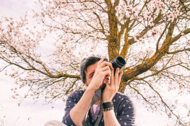 Kameralı genç adam.