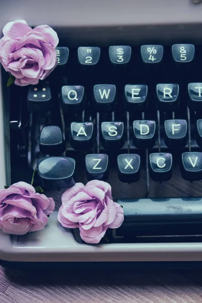 Typewriter with purple flowers — Stok Foto