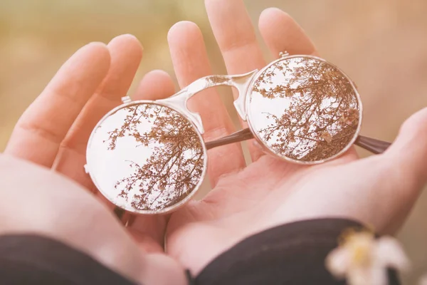 Frauenhände mit Brille — Stockfoto