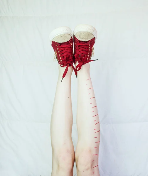 Kırmızı ayakkabılı kadın bacakları — Stok fotoğraf