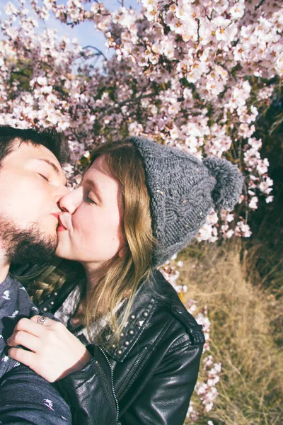 Wanita dan pria berciuman — Stok Foto