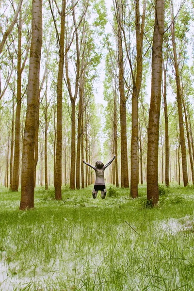 Expression woman in green forest — Stock Photo, Image