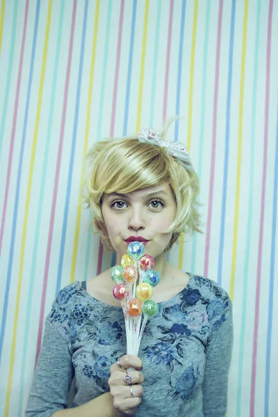 Mujer con dulces colores — Foto de Stock