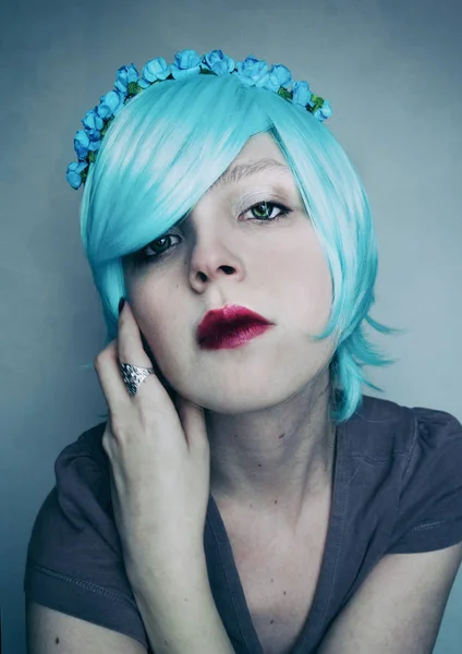 Mujer de pelo azul hermoso — Foto de Stock