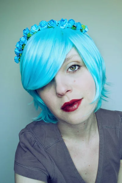 Mujer de pelo azul hermoso — Foto de Stock