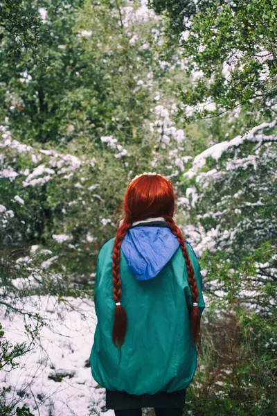 Red hair woman in winter — Stock Photo, Image