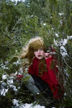 Kış ormandaki sarışın kadın