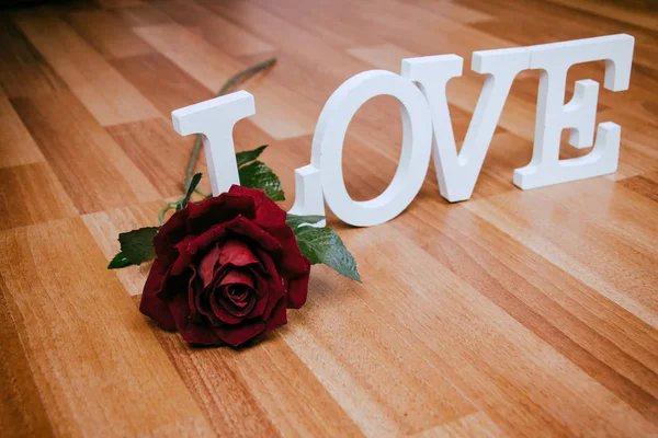 Słowo miłość z czerwona róża — Zdjęcie stockowe