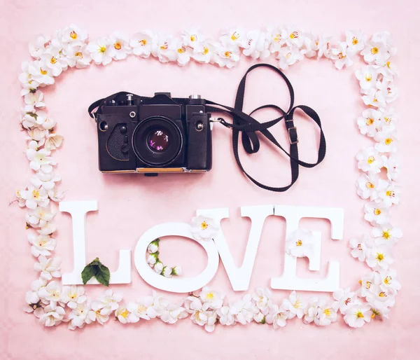 Palabra amor con cámara de fotos —  Fotos de Stock