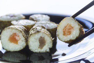 taze suşi yemek çubukları ile