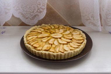 Ev yapımı elma pasta masada