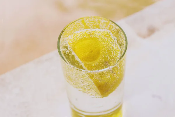 Glas Wasser und frischer Zitrone — Stockfoto