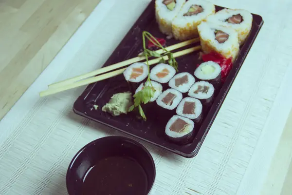 Set de Sushi con Palillos y Salsa de Soja — Foto de Stock