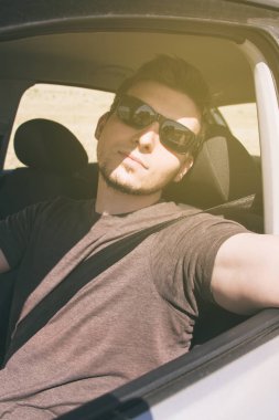 Yaz zevk gözlüklü adam