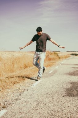genç adam yolda