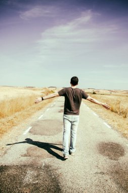 genç adam yolda
