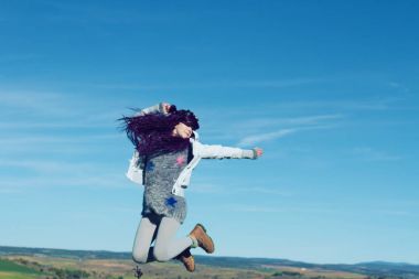 Mavi gökyüzü üzerinde kadın moda