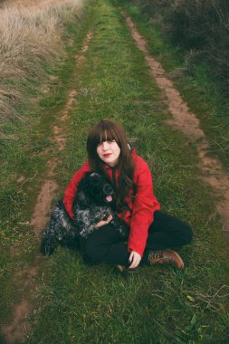 esmer kız sarılma köpek