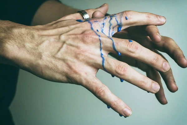 Hände in Farbe Flecken — Stockfoto