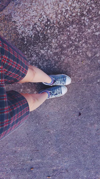 Piedi in scarpe da ginnastica jeans — Foto Stock