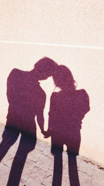 Couple holding hands silhouette — Stock Photo, Image