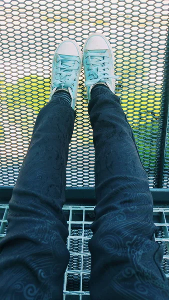 Kvinna som bär jeans skor — Stockfoto