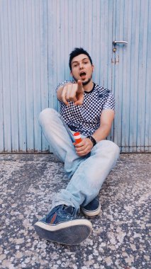 Genç adam kolunu yetiştirme