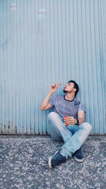 sabun köpüğü ile adam