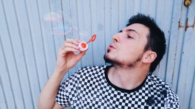 sabun köpüğü ile adam