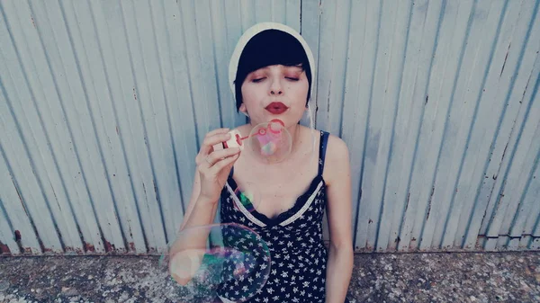 sabun köpüğü ile kadın