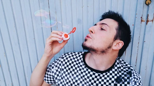 sabun köpüğü ile adam