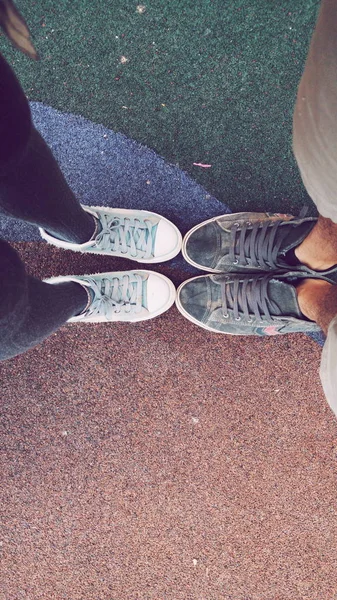 Junge Paar Füße mit Jeansschuhen — Stockfoto