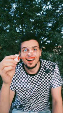 sabun köpüğü ile adam