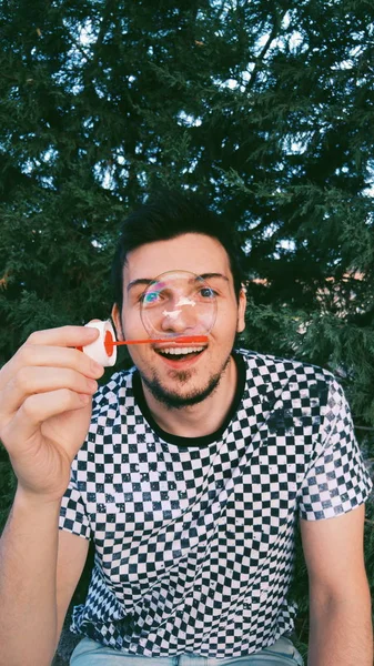 sabun köpüğü ile adam