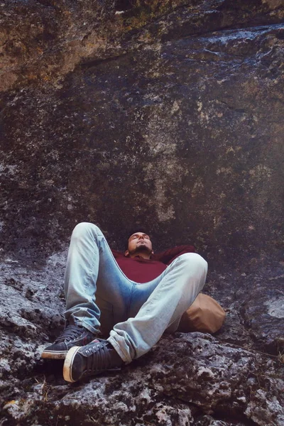 Ο άνθρωπος χαλαρωτικό κοντά σε βράχους — Φωτογραφία Αρχείου