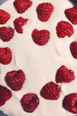 Tatlı frambuazlı pasta