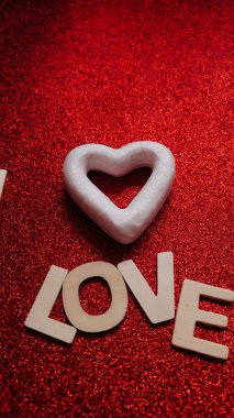 metin sevgi ile beyaz kalp 