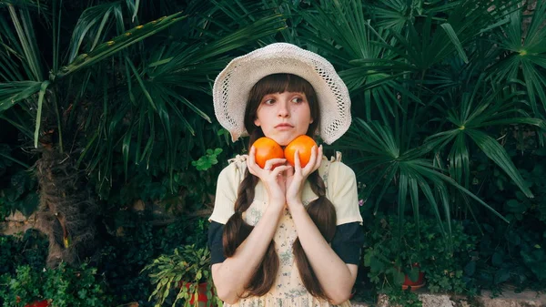 Mujer con sombrero con caquis — Foto de Stock