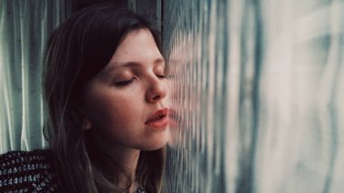 esmer kadın uzanmış