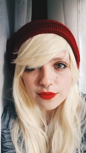 Retrato Joven Rubia Con Labios Rojos Sombrero Suéter Junto Ventana — Foto de Stock